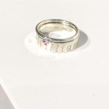 Petite namnring med rosa safir