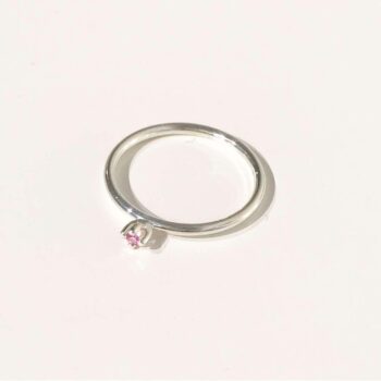 petite namnring med rosa safir