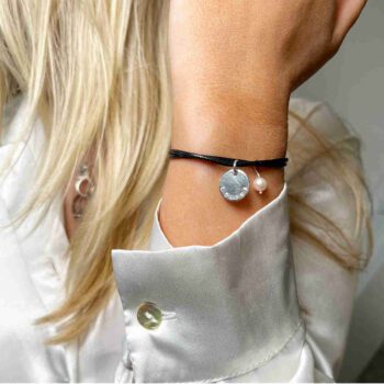 Embracelet med coin – armband med runda namnbrickor med gravyr
