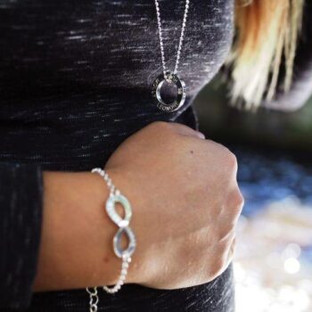 Armband Infinity i silver med namn & gravyr