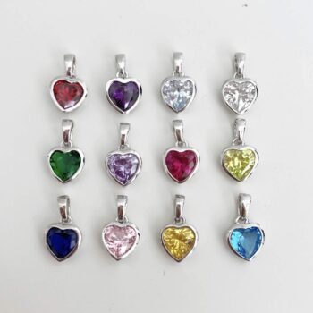 Halsband med namn & månadssten som födelsedagspresent, doppresent & namngivningspresent