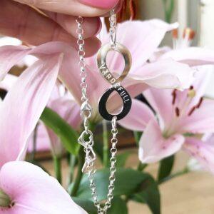 student present infinityarmband med namn