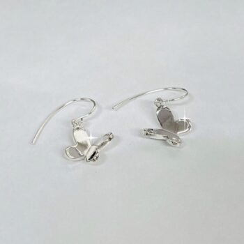 örhänge med fjäril