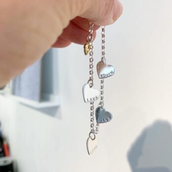 Armband med hjärtan – ett personligt namnarmband med gravyr