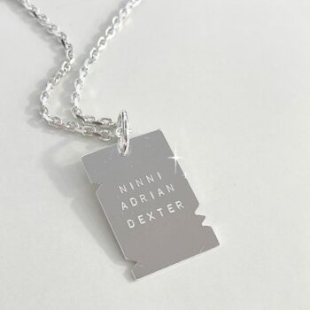 rockigt halsband med namnbricka