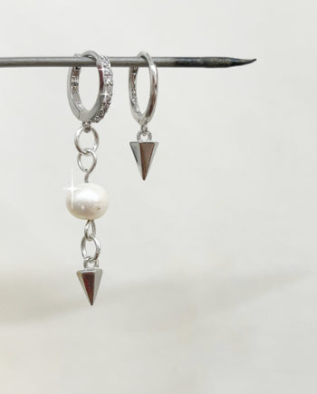 Earring with pearl and rivet