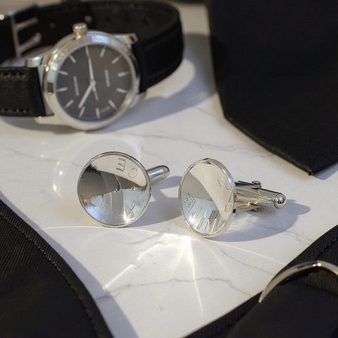 runda manschettknappar med budskap