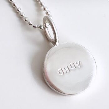 ADHD-halsband med gravyr i äkta silver
