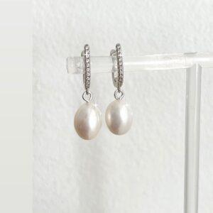 Pärlörhängen med glittrande creol