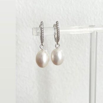 Pärlörhängen med glittrande creol