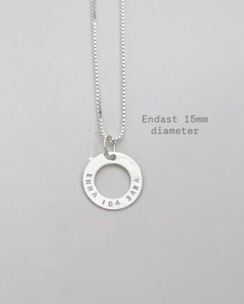 Love Micro namnhalsband med gravyr
